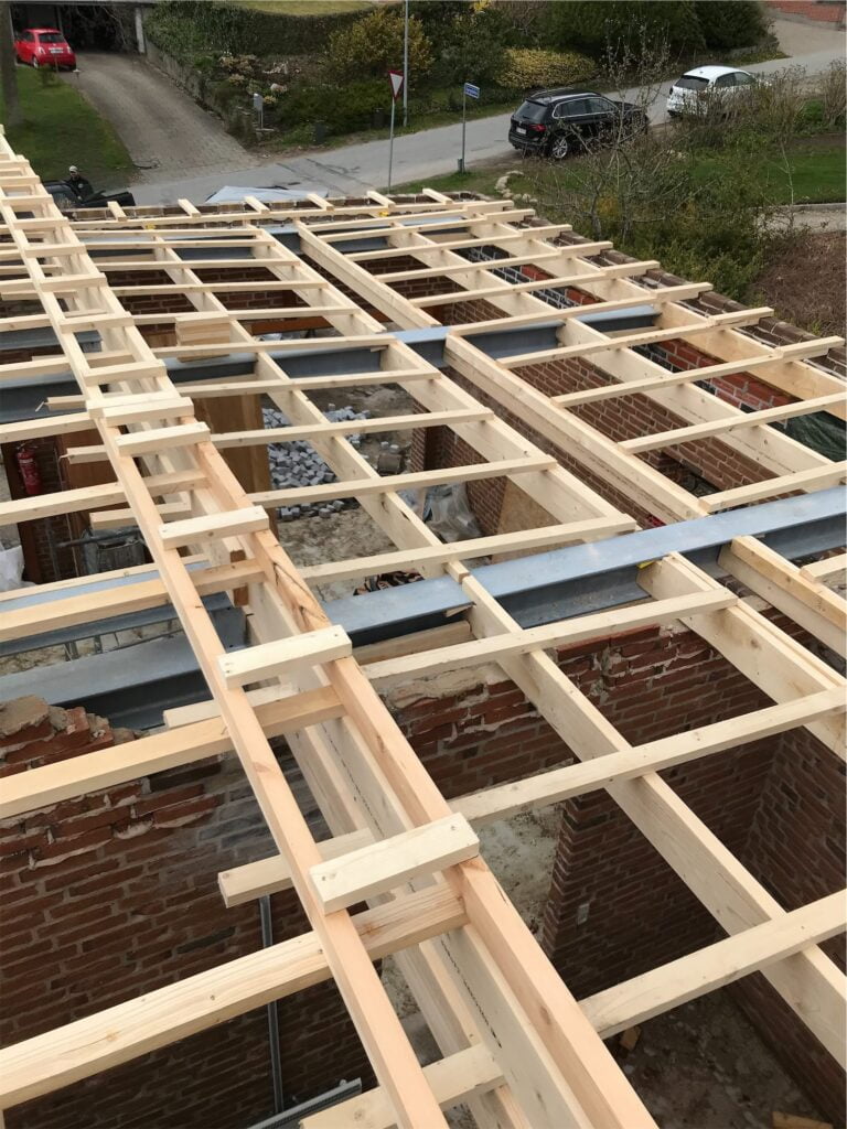 Byggeprojekt med trækonstruktion og murværk