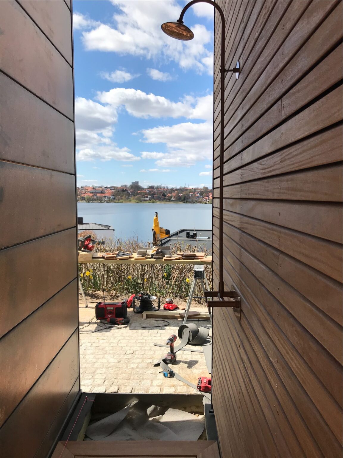 Brusebad med søudsigt under renovering